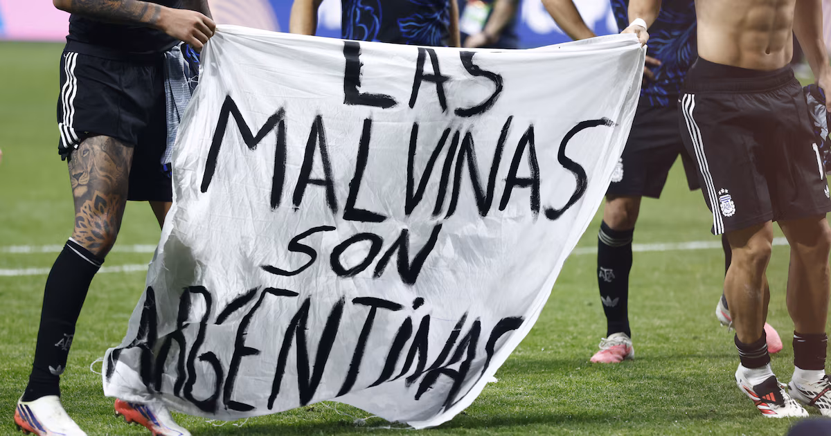 “Puede que el Mundial no sea nuestro, pero las islas Malvinas sin duda lo son”: la respuesta de Inglaterra a la bandera de la Selección