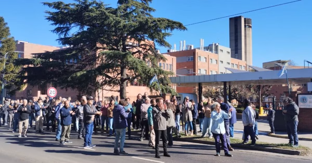 Nueva concentración en la CNEA: trabajadores reclamaron por las desvinculaciones y el desalojo
