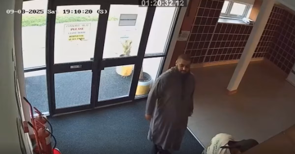 Apuñaló a un fiel, atropelló a un guardia y fue abatido por la policía: qué se sabe del ataque a una sinagoga de ManchesterHabía sido detenido dos veces antes del atentado y estaba en libertad bajo fianza cuando perpetró la masacre en Yom Kippur, que dejó dos muertos y expuso una falla crítica en la investigación policial