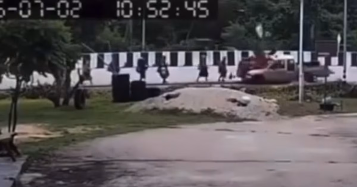 Un niño de 11 años al volante de una camioneta atropelló a varios monjes en Tailandia: mató a al menos nueveUna cámara de seguridad registró a los monjes caminando en fila al costado de una carretera justo cuando la camioneta impactó contra ellos
