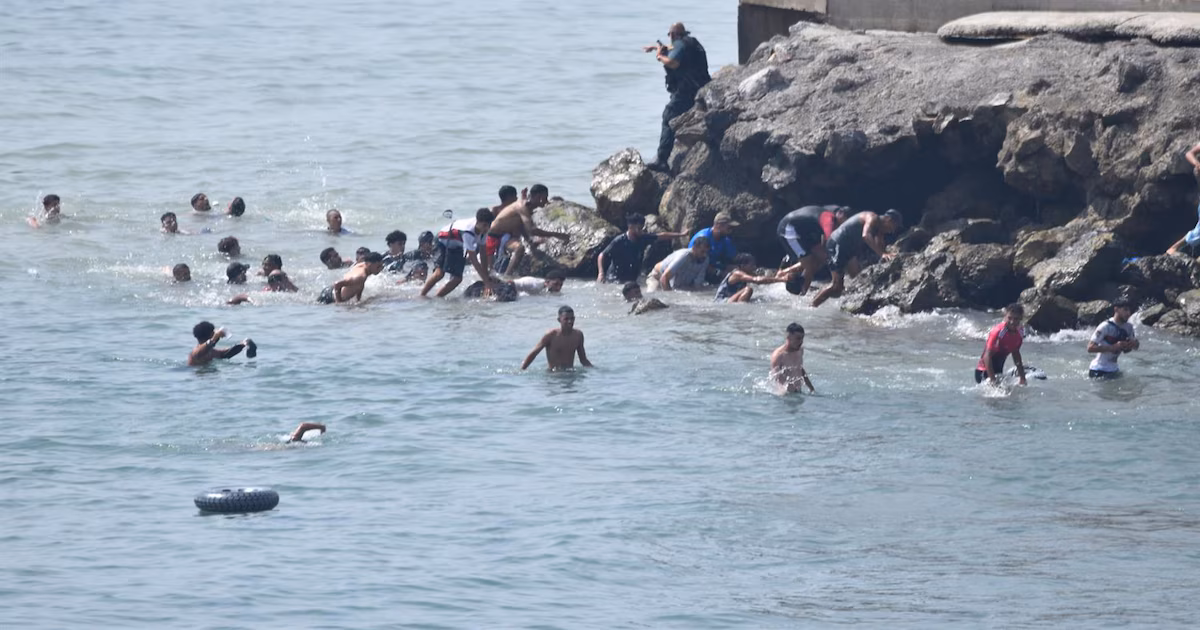 “La ciudad está completamente desbordada”: así vive Ceuta la llegada masiva de migrantes desde MarruecosMás de 2.000 personas cruzaron la frontera en diez días y desbordaron la capacidad de recepción del enclave español. Un periodista y un sacerdote describieron a Infobae al Regreso cómo la ciudad intenta responder a una emergencia que supera sus recursos