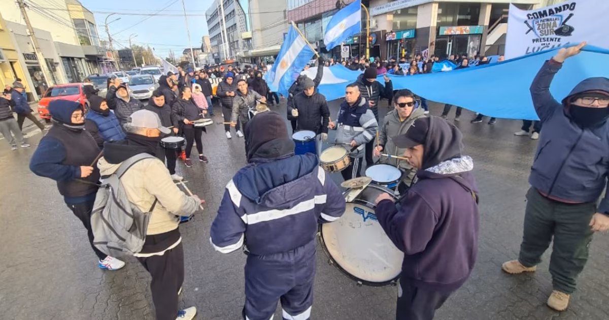Fracasó la negociación salarial con la Policía de Santa Cruz y el Gobierno denunció hechos de violencia