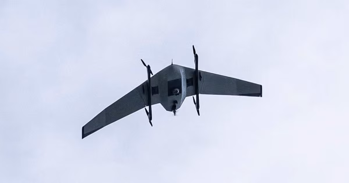 Fabricante ucraniano de drones prueba nueva arma de largo alcance contra RusiaEl prototipo alcanza 370 kilómetros por hora y está diseñado para interceptar proyectiles enemigos cuando desaceleran en la fase final del ataque, con una IA que asume el control tras la designación humana