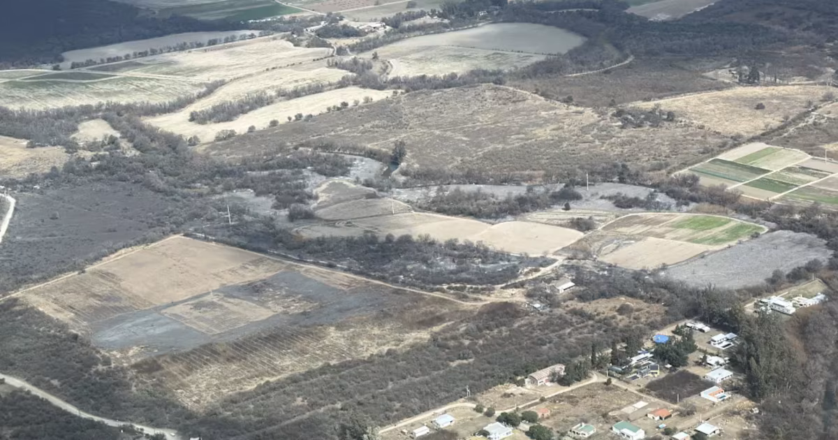 El gobierno de Salta sobrevoló las zonas incendiadas por el viento zonda y hay nuevas alertas