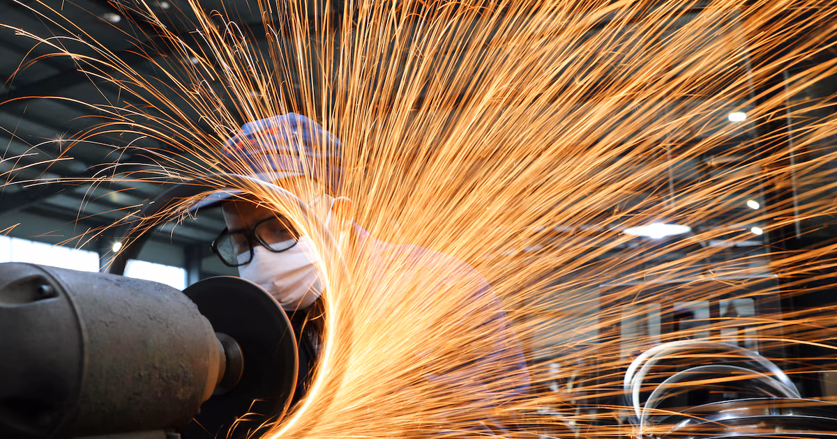 La industria mostró una tenue mejora mensual en mayo, pero cayó 5,7% en el último año