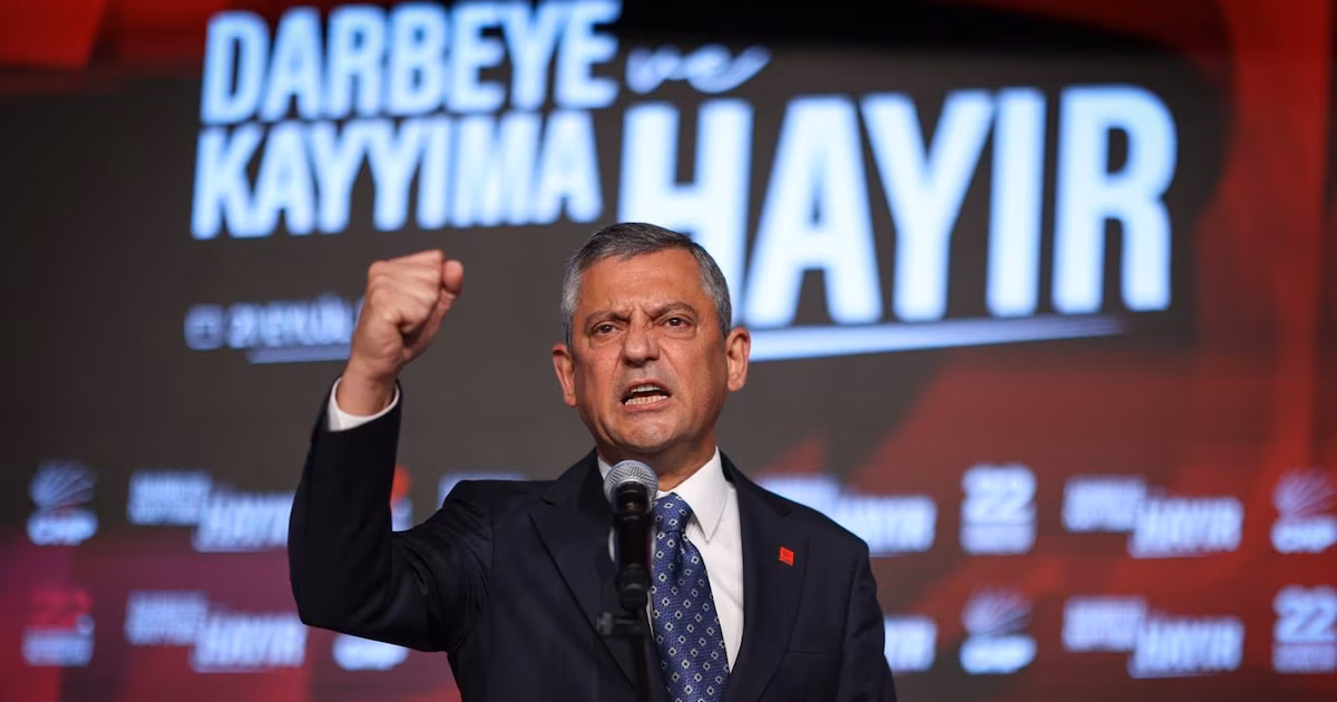 El alcalde encarcelado de Estambul apoyó al nuevo partido opositor de Turquía: “Empecemos nuestra marcha fuerte para el futuro”Ekrem Imamoglu, en prisión preventiva por cargos de corrupción desde marzo de 2025, envió un mensaje de respaldo tras la fundación del bloque Yeni Parti (“Nuevo Partido”)