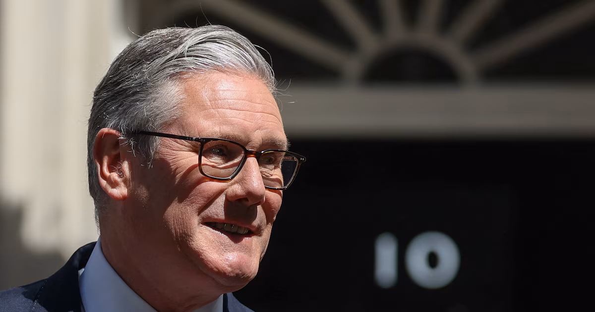 Starmer presentó ante el rey Carlos III su renuncia como primer ministro del Reino Unido: “Mi trabajo ha terminado”El dirigente formalizó su salida del cargo ante el Palacio de Buckingham, después de que su bancada le retirara el apoyo el 22 de junio y forzara el relevo en el Gobierno. Andy Burnham asume el cargo después de ser declarado líder del Partido Laborista