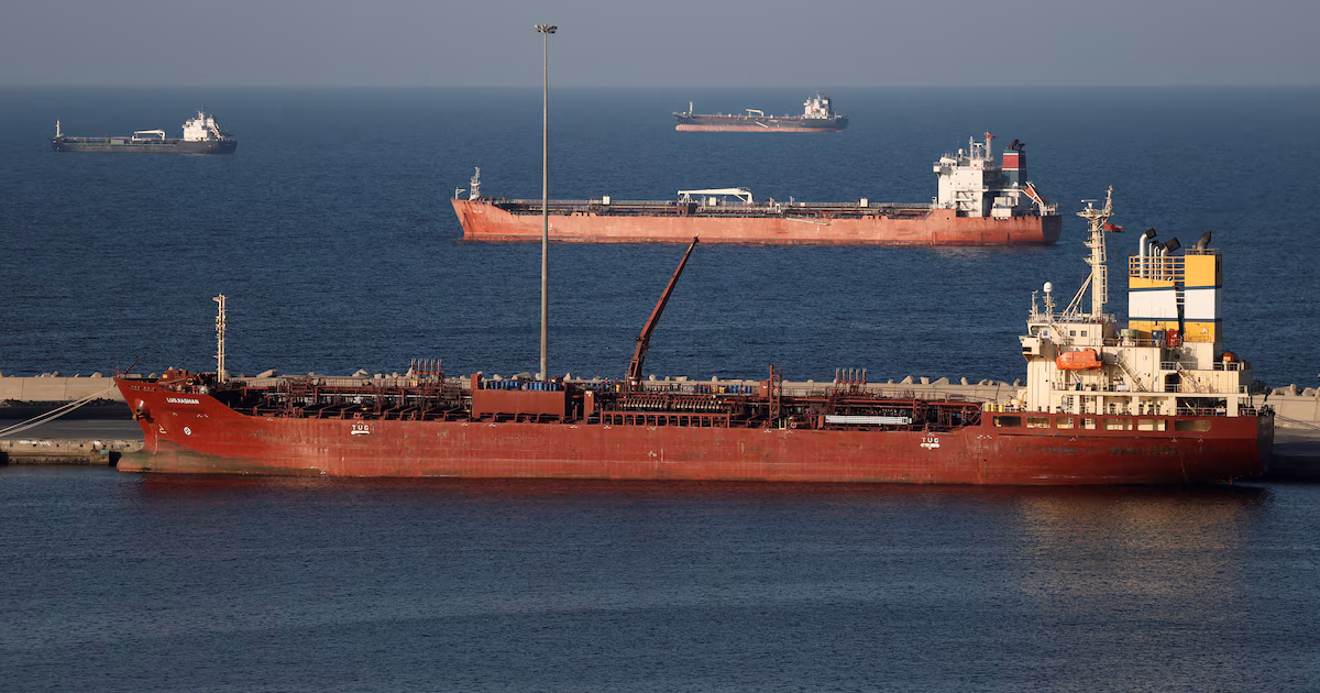 Petroleros con crudo saudita dan media vuelta en el mar Rojo tras las amenazas de los hutíesAl menos cuatro buques que transportaban hidrocarburos del reino cambiaron de rumbo esta semana por las advertencias de los rebeldes de Yemen, que prometieron atacar naves vinculadas a terminales sauditas