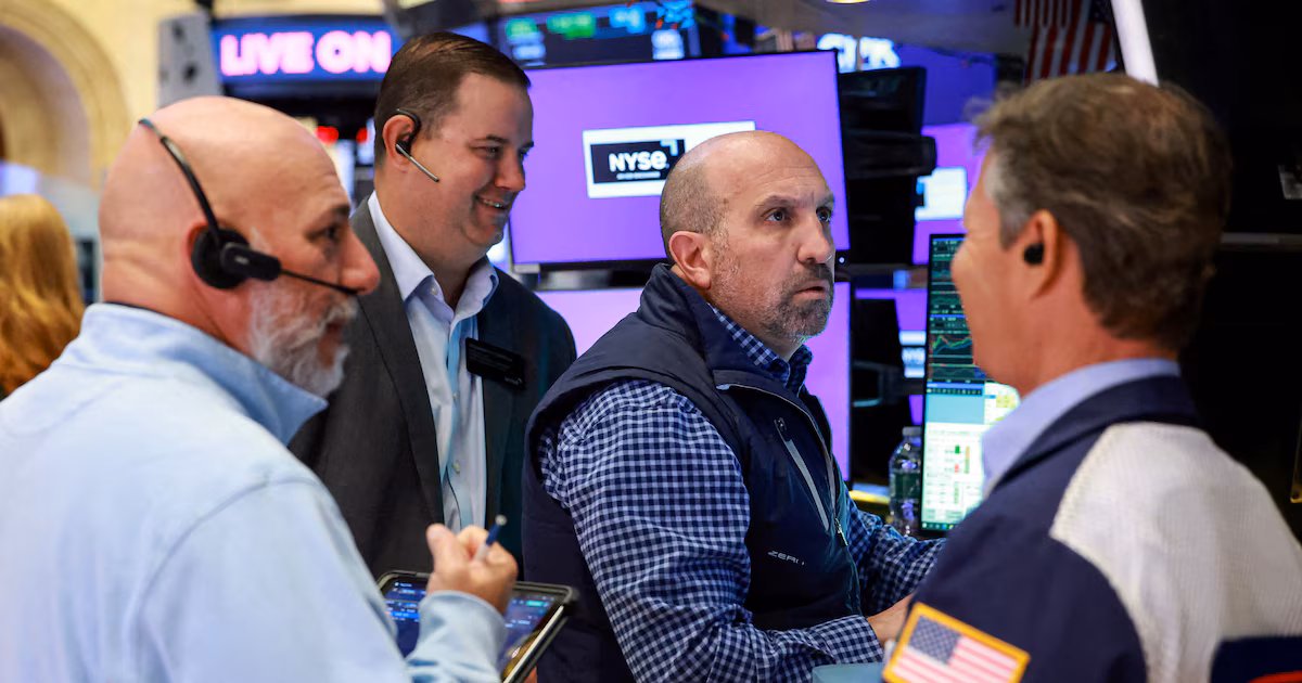 La tensión en los mercados globales y el salto del petróleo hicieron subir al riesgo país, que se aleja de los 400 puntos