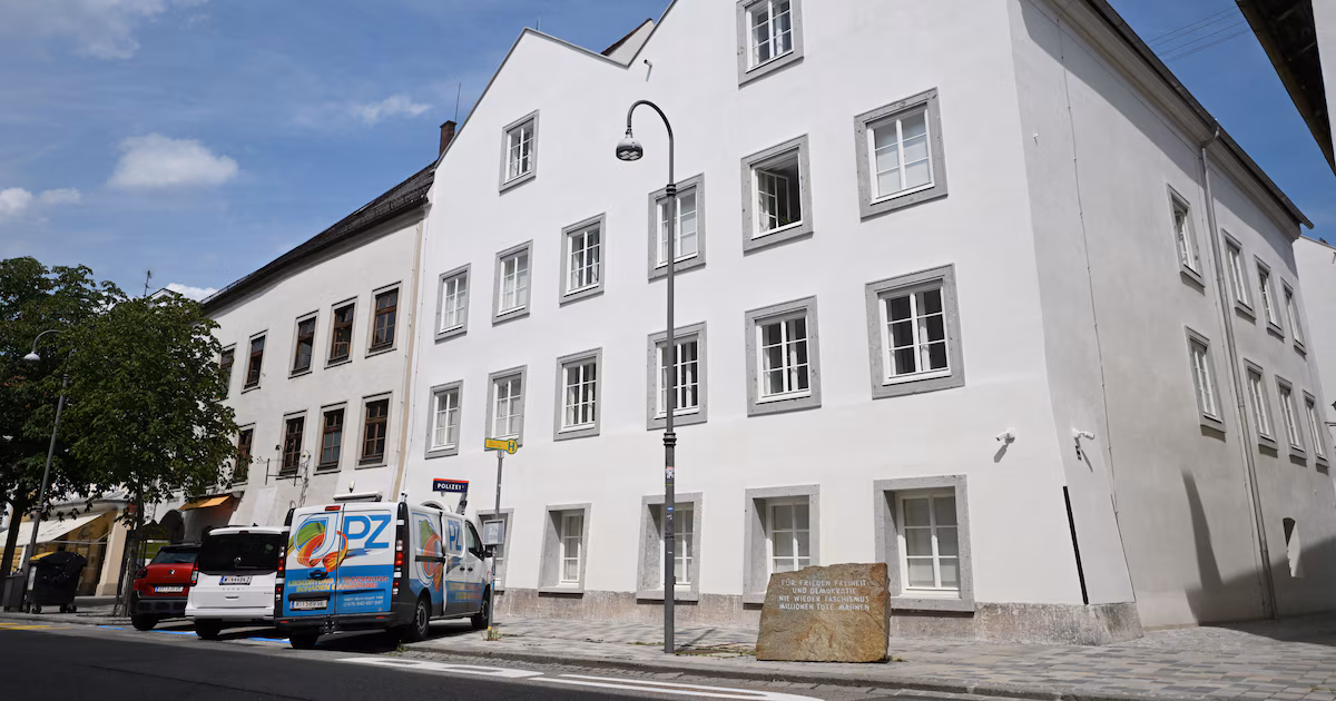 Austria convierte la casa natal de Hitler: de santuario neonazi a cuartel antidrogasLa nueva función del edificio en Braunau am Inn apunta a borrar un capítulo incómodo de la historia local, convertirlo en espacio de servicio público y memoria democrática. La reconversión del edificio costó cerca de 20 millones de euros