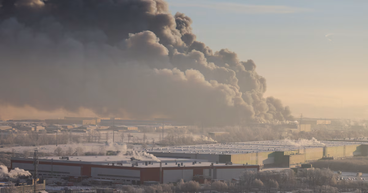 Ucrania bombardeó una instalación energética y almacenes de Wildberries, “el Amazon de Rusia”, en la región de VolgogradoEl gobernador regional Andrei Bocharov informó que el siniestro también alcanzó una instalación energética y dejó cinco heridos, sin detallar qué tipo de planta fue alcanzada