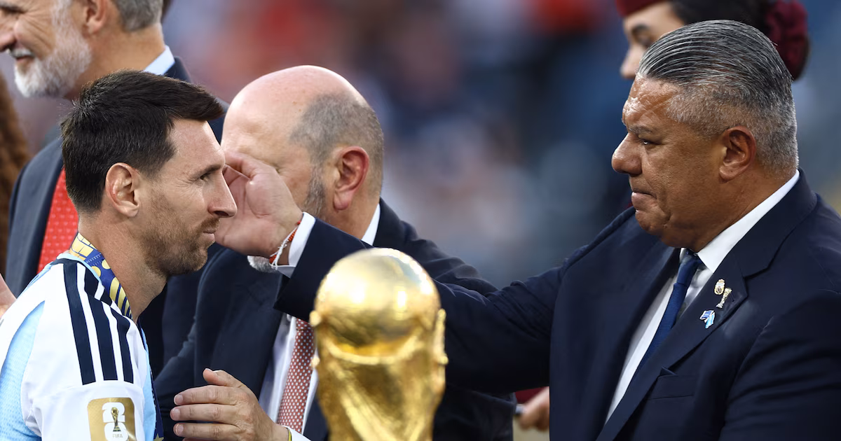 Sin la Copa y sin Messi en el avión, vuelve Tapia y deberá enfrentar tres frentes de tormenta tras la pausa del Mundial