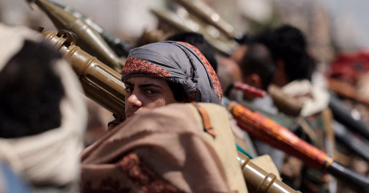 Guerra en Medio Oriente en VIVO| Los hutíes prometieron represalias por los bombardeos sauditas a instalaciones militares en YemenRiad lanzó una ofensiva contra objetivos de la milicia proiraní en Hodeida tras varios ataques contra sus buques en el Mar Rojo. Los rebeldes afirmaron que Arabia Saudita atacó infraestructura civil y aseguró que responderán a las hostilidades