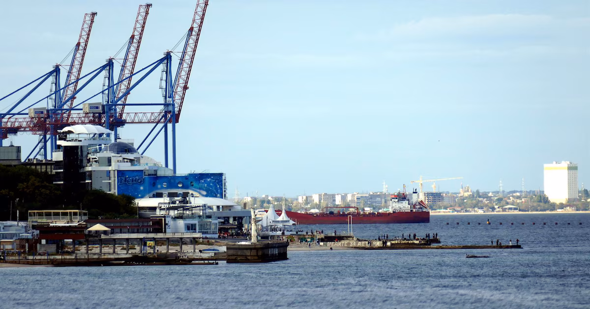 Rusia lanzó nuevos ataques contra infraestructura portuaria de Ucrania en OdessaLa ofensiva, reportada por el Ministerio de Defensa de Rusia, alcanzó áreas de carga y depósitos vinculados a uso militar, además de una planta asociada a piezas para aparatos no tripulados y un galpón con equipos