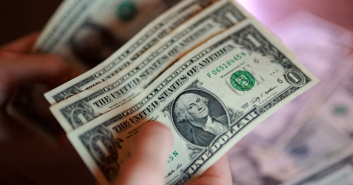 El dólar operó estable y cortó una racha de tres subas consecutivas