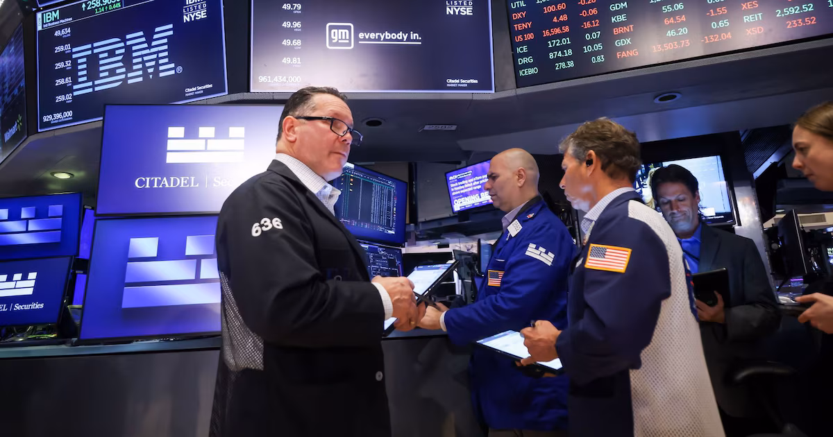 Efecto Moody’s: el riesgo país volvió a acercarse a los 400 puntos y las acciones de bancos repuntaron en Wall Street
