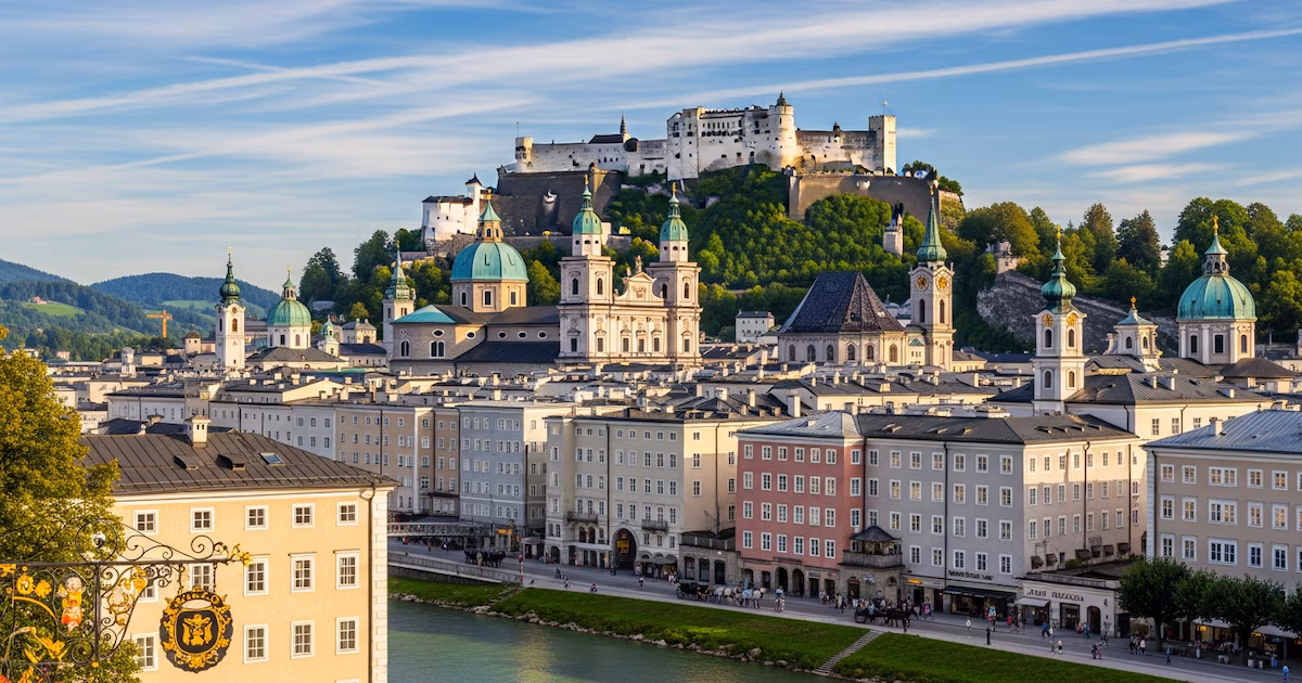 Salzburgo limita el acceso vehicular al centro histórico para turistas durante el veranoPara enfrentar la congestión en la zona declarada Patrimonio de la Humanidad, las autoridades locales establecen una prohibición estacional al tránsito turístico motorizado, sumando multas y facilidades de movilidad colectiva. Pretende reducir en al menos 1.000 vehículos diarios