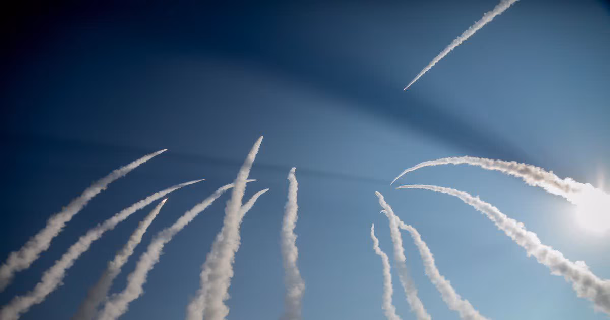 Irán volvió a lanzar ataques con drones y misiles contra objetivos en Kuwait y BahreinAmbos países activaron sus defensas aéreas y sonaron sirenas de alarma, mientras Jordania cerró el aeropuerto y el puerto de Áqaba por una amenaza “específica y creíble”
