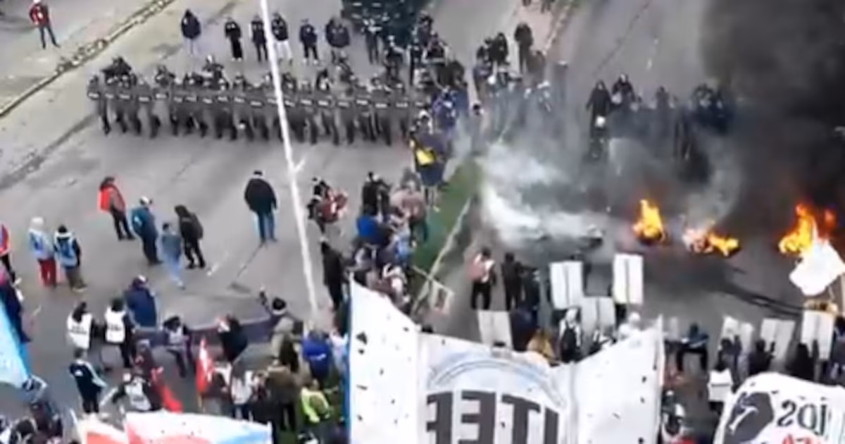 Protestas de la CGT, en vivo: la Infantería intenta despejar un piquete de agrupaciones de izquierda en Avellaneda