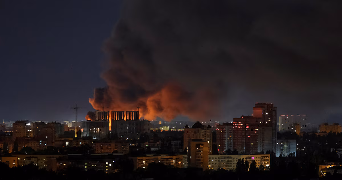 Rusia lanzó una segunda oleada masiva de misiles y drones contra Ucrania en menos de tres díasKiev encendió las alarmas de la ciudad minutos después de la primera explosión. Tymur Tkachenko, jefe de la administración militar de la capital, informó que Moscú atacó con al menos cinco proyectiles durante la madrugada del domingo