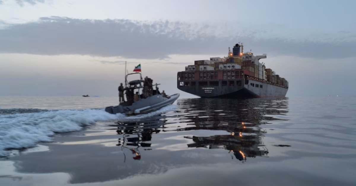 El régimen de Irán atacó un segundo buque en Ormuz en medio de una nueva escalada de tesiones en Medio OrienteEste nuevo ataque de la Guardia Revolucionaria se suma a los lanzamientos de proyectiles y drones contra bases de Estados Unidos en el Golfo Pérsico