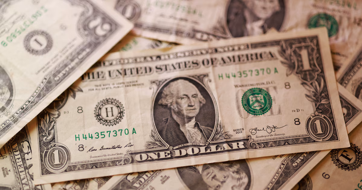 El dólar subió por tercer día seguido y cerró en un nuevo precio récord