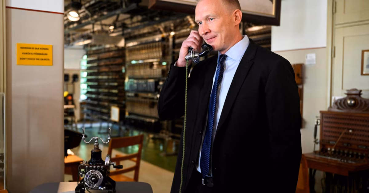 La última llamada fija en Finlandia, un adiós a 150 años de comunicación por cobreEl país nórdico completó la transición a infraestructuras digitales tras décadas de servicio telefónico tradicional, con una llamada final entre directivos de Elisa y la agencia Traficom en Helsinki