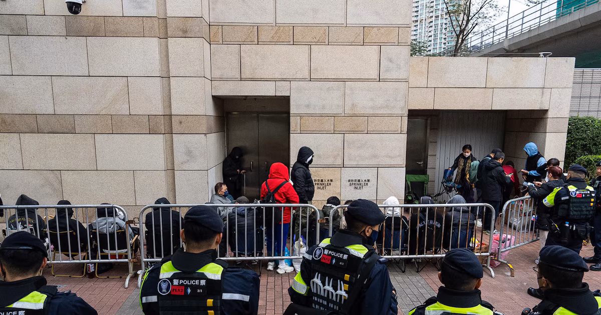 La policía de Hong Kong allanó una librería y arrestó a cinco personas por venta de libros considerados sediciososEl allanamiento se produjo un día después de que el local anunciara su cierre en agosto por problemas económicos
