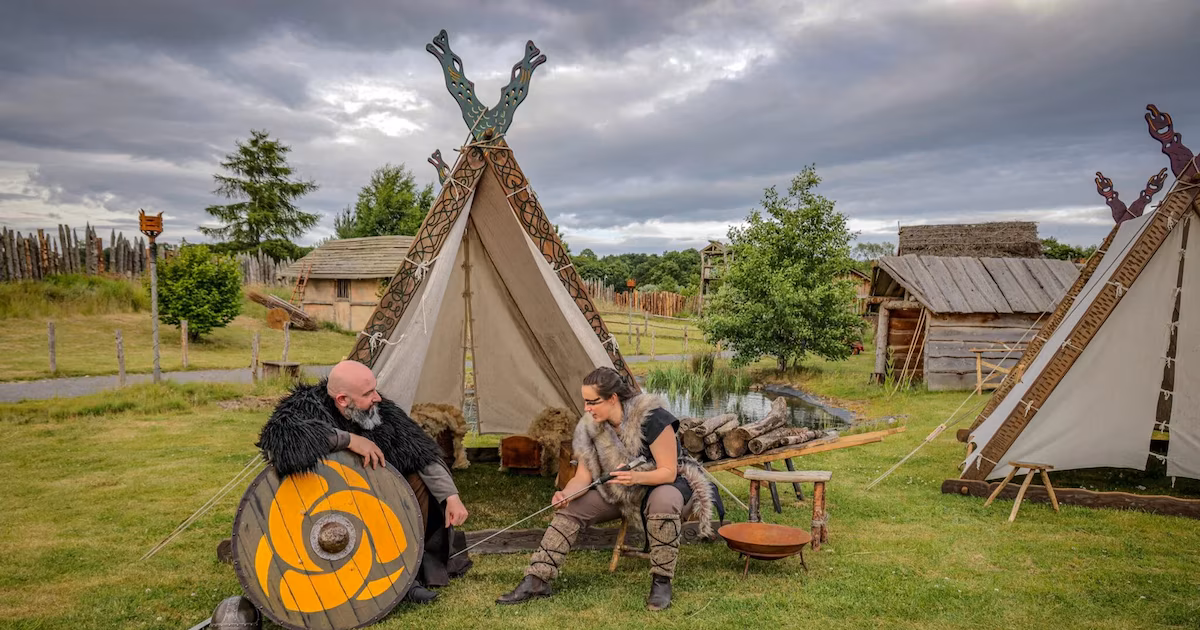 El Reino Unido inaugura su primer parque temático histórico con vikingos y caballerosUna nueva atracción en Durham invita a los visitantes a sumergirse en duelos vikingos, justas medievales y leyendas británicas con espectáculos en vivo y escenarios inmersivos que recorren dos milenios de historia inglesa. Abrirá sus puertas el 18 de julio