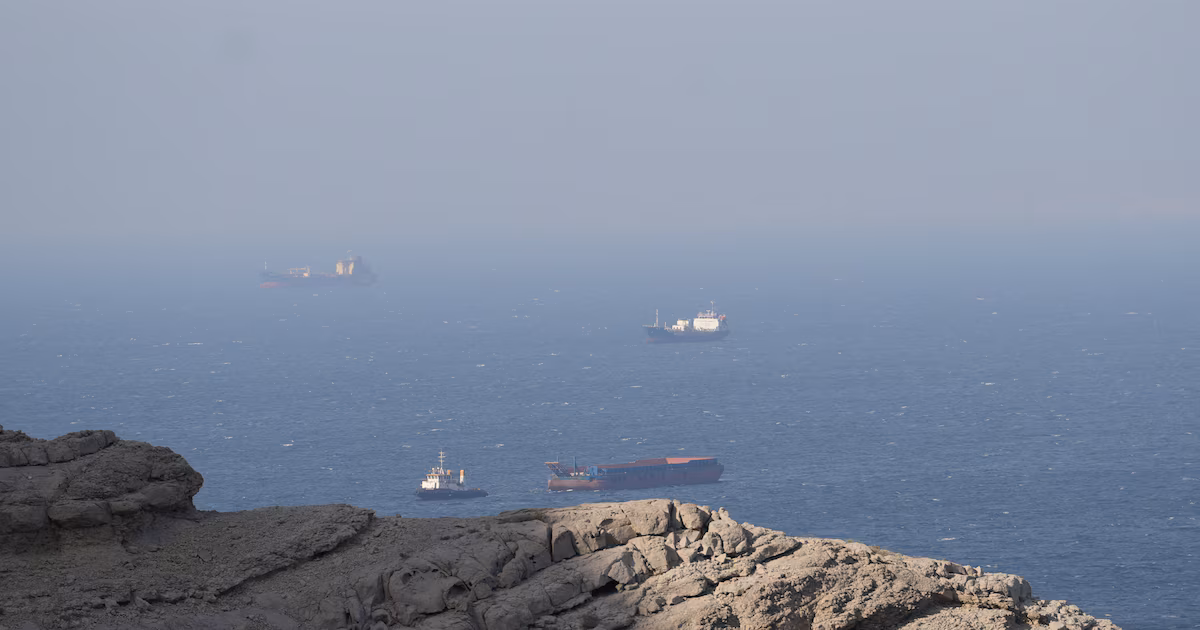 Tras los ataques a petroleros saudíes, los hutíes niegan haber cerrado el estrecho de Bab al-Mandeb al tráfico internacionalEl jefe negociador Mohamed Abdulsalam afirmó en X que la medida anunciada esta semana se limita a embarcaciones vinculadas a Arabia Saudí, como respuesta al cerco impuesto por Riad y a su negativa a negociar