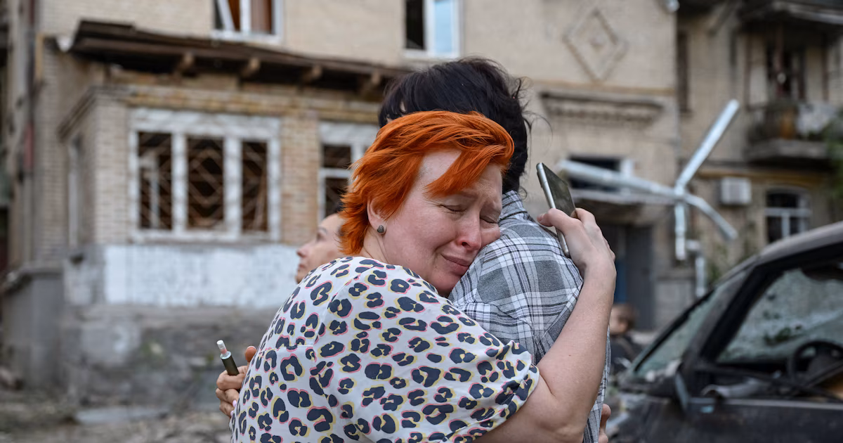 Sobrevivieron por segundos: los dramáticos relatos de las víctimas tras el ataque más letal de Rusia contra KievLa ofensiva con drones y misiles dejó al menos 20 muertos y decenas de heridos en la capital ucraniana, mientras los equipos de emergencia buscan sobrevivientes y enfrían la estructura dañada