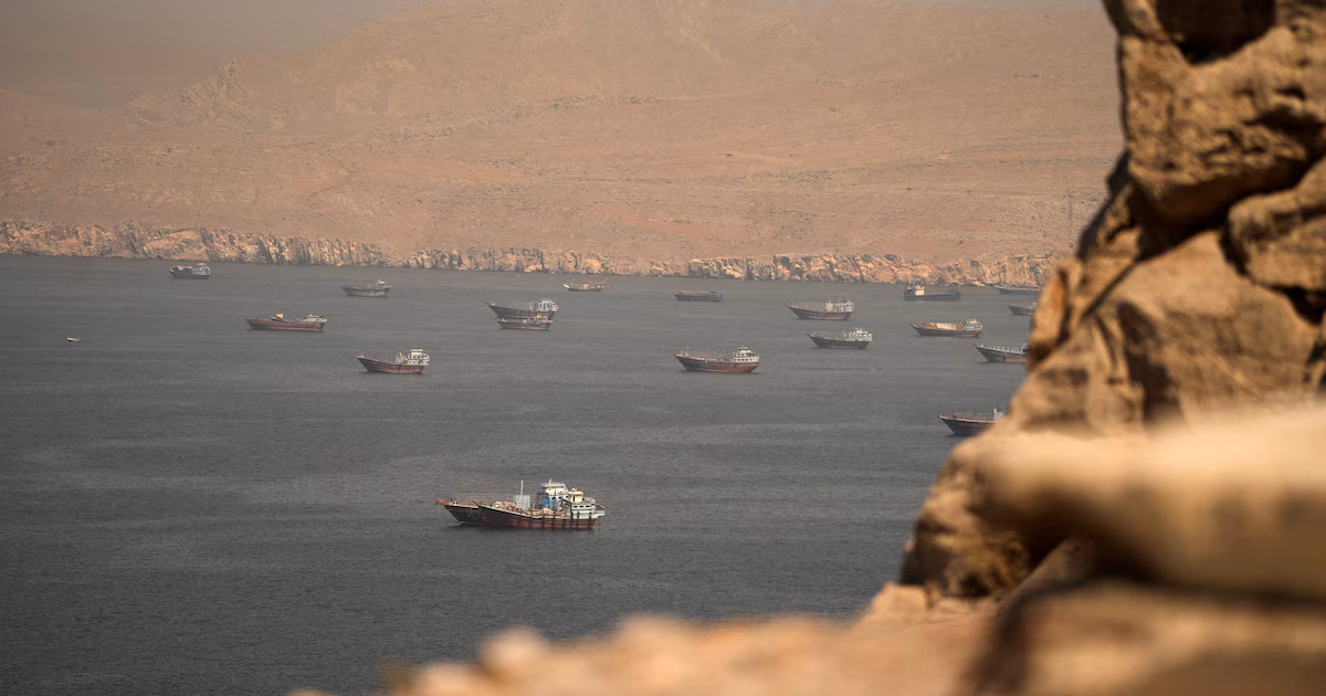 Irán amenazó con cerrar “los corredores de exportación que benefician a EEUU y sus aliados” tras el bloqueo de Washington en OrmuzEn un comunicado difundido por la agencia estatal IRNA, el Cuerpo de la Guardia Revolucionaria Islámica advirtió que “las exportaciones regionales de energía se comparten entre todos o se les niegan a todos”