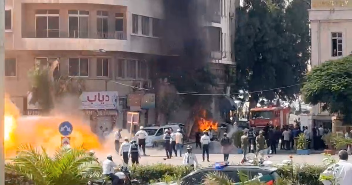 Dos atentados con bombas en Damasco dejaron 18 heridos cerca del hotel donde se alojaba Emmanuel MacronLas explosiones se produjeron momentos antes de que la televisión estatal siria anunciara la llegada del mandatario francés al palacio presidencial