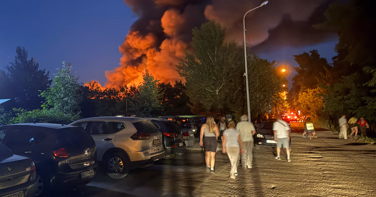 Rusia lanzó un nuevo ataque masivo con misiles y drones contra KievEl bombardeo de madrugada provocó incendios, derribó un bloque de viviendas y causó al menos cinco lesionados, incluidos cinco trabajadores sanitarios del distrito de Shevchenkivskyi, uno de ellos en estado grave