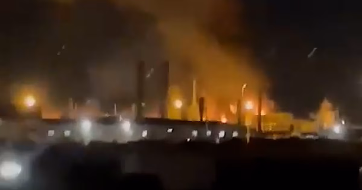 Ucrania lanzó un nuevo golpe contra las reservas de Rusia: bombardeó depósitos y una terminal petrolera de KrasnodarLas autoridades regionales en Krasnodar informaron que el fuego se desató tras la caída de restos de drones, en una jornada de ataques por parte de ambos bandos