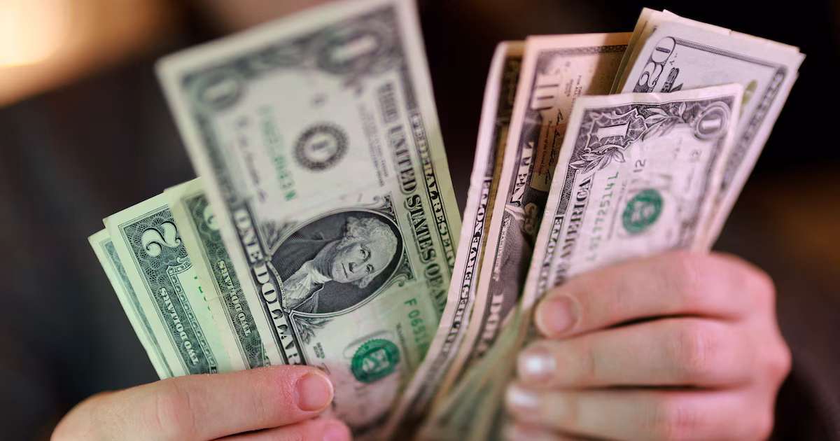 El dólar tuvo una leve baja tras cuatro ruedas consecutivas de subas