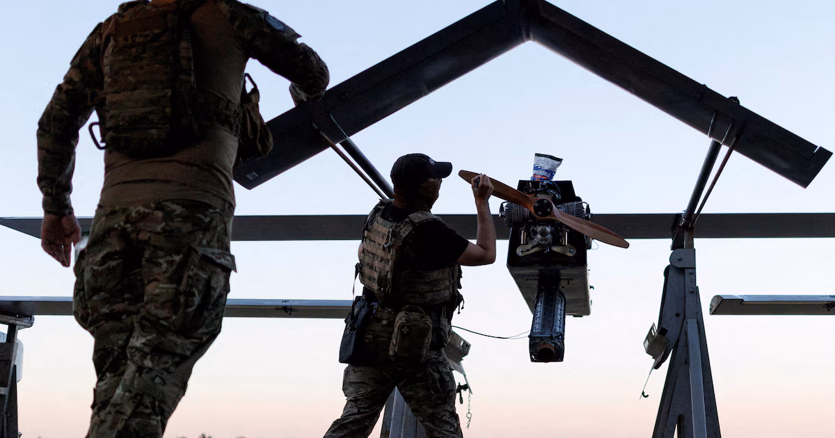 Ucrania lanzó más de 390 drones contra la región de Moscú antes del encuentro Zelensky-TrumpEl bombardeo dañó viviendas en dos localidades rusas. Ocurre mientras Kiev intensifica sus ataques de largo alcance contra objetivos energéticos y militares del país invasor