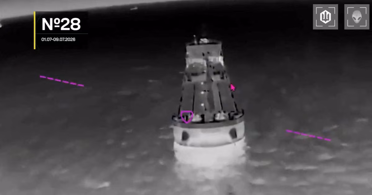 Drones ucranianos atacaron petroleros rusos en el mar de Azov para interrumpir el suministro de combustible y aislar a CrimeaEl Estado Mayor en Kiev afirmó que las naves dañadas abastecían a las fuerzas de Moscú y movían crudo y derivados para sortear sanciones. La península declaró el estado de emergencia por la escasez de hidrocarburos