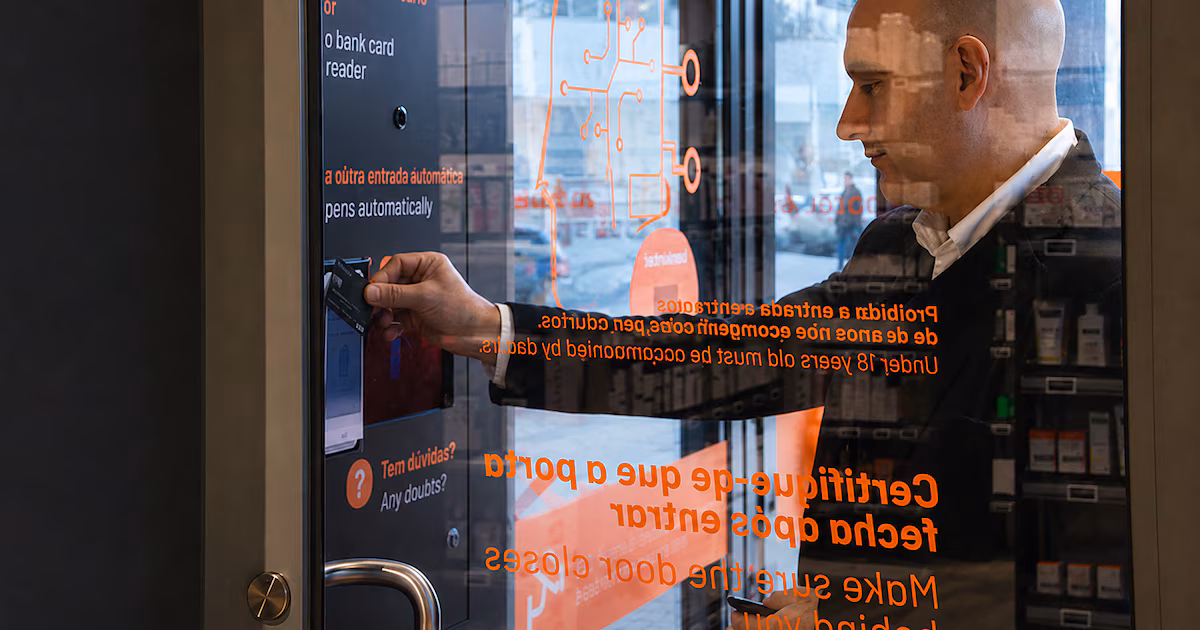 Lisboa marca tendencia: la primera parafarmacia autónoma de Europa abrió sus puertas sin empleados ni filasUn modelo automático, impulsado por IA, permite adquirir productos de parafarmacia las 24 horas y redefine la experiencia de compra en el sector sanitario. La tienda abrió en noviembre e incrementó su clientela