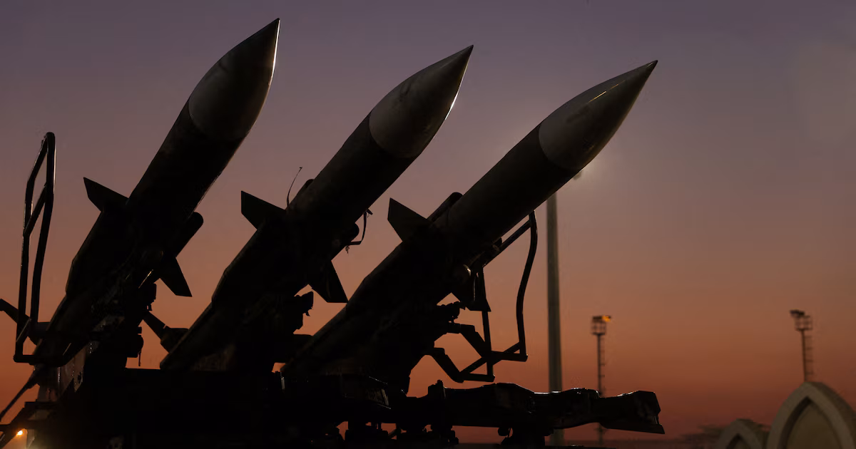 El régimen de Irán lanzó ataques contra bases e instalaciones militares de Estados Unidos en Jordania, Kuwait e IrakLa Guardia Revolucionaria informó que “atacó los sistemas de comunicación militar y depósitos de combustible” en la base de Azraq, además de un radar de alerta temprana C-RAM en la base aérea Ali Al Salem. También anunció que bombardeó una zona de concentración de tropas en Umm Qasr