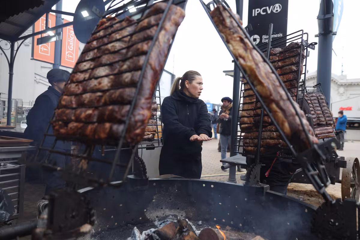 Del choripán al almuerzo: cuánto cuesta comer en la Exposición Rural y cuáles son las alternativas