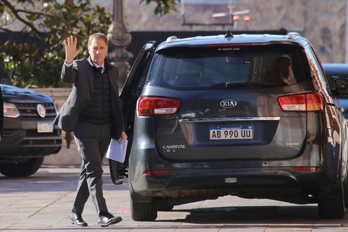 Operativo reelección. El acercamiento de Santilli al gobernador Llaryora ya se tradujo en fondos y pago de deudas