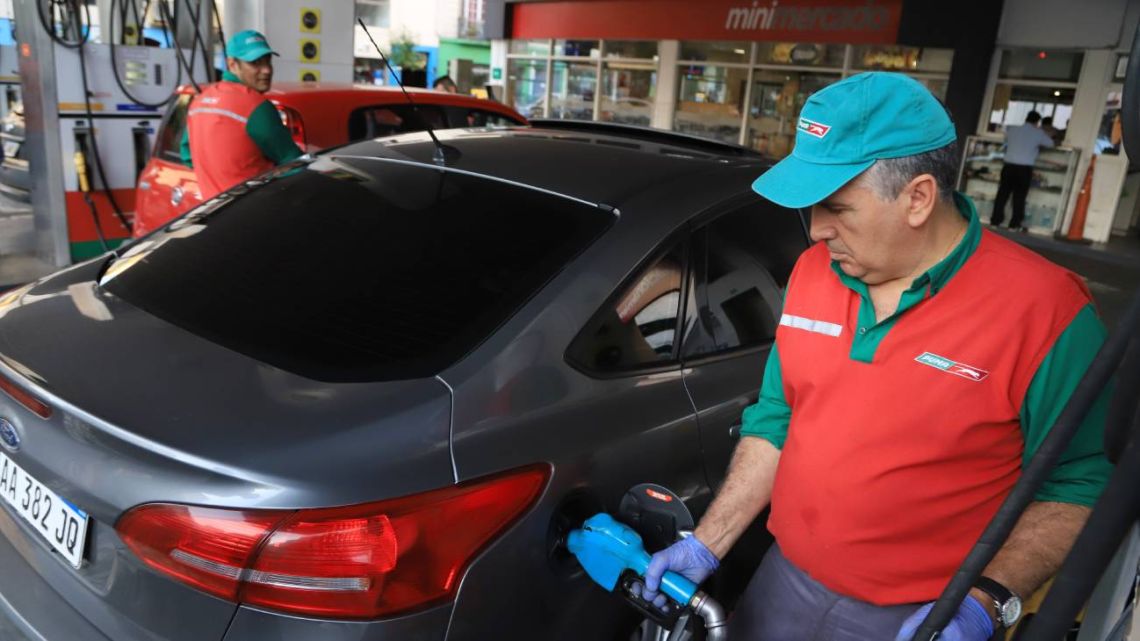 Paritarias en estaciones de servicio: de cuánto es el sueldo básico de los playeros en julio