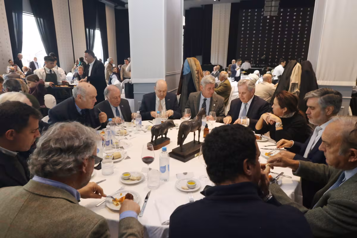 Estuvieron Sturzenegger y Quirno: el posible cambio en el financiamiento del instituto que promociona la carne se coló en un selecto almuerzo en la Rural