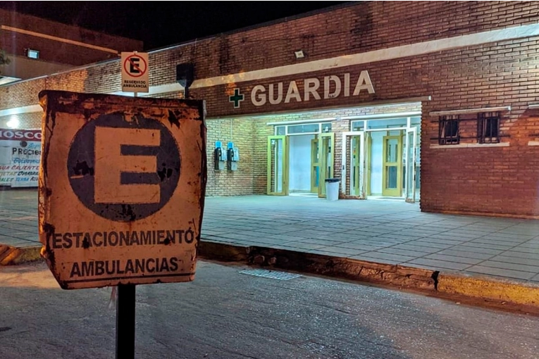 Policía grave tras un choque en Concordia: buscan al conductor que lo abandonó