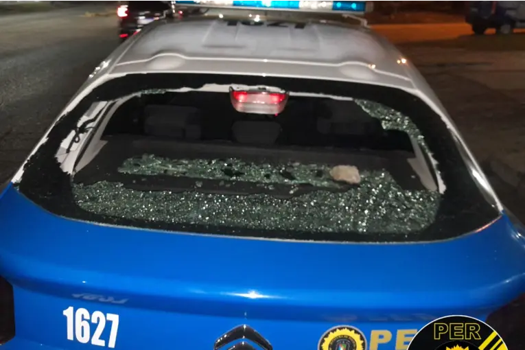 Dañó un patrullero con una piedra, intentó escapar y fue aprehendido con un arma casera