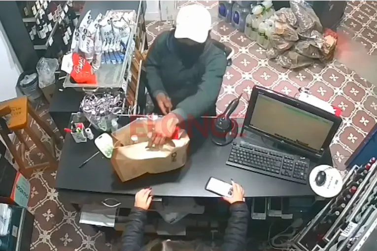 Video: delincuente asaltó con un cuchillo un comercio de bebidas y quedó filmado