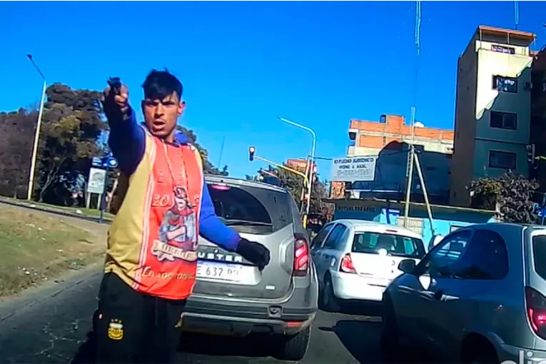 Video: una mujer escapó de un violento intento de robo cuando le apuntaron a la cabeza
