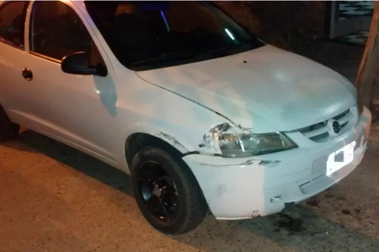 Conductor alcoholizado chocó un auto estacionado y le retuvieron la camioneta