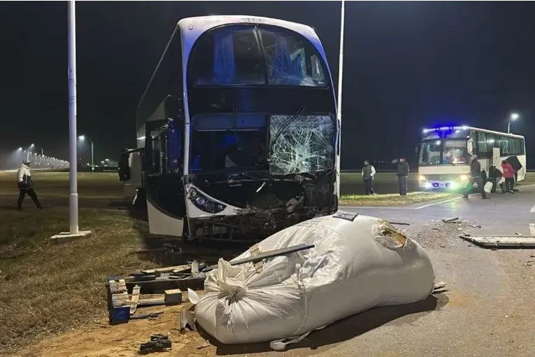 Fuerte choque entre un colectivo y un camión en Santa Fe dejó cinco personas hospitalizadas